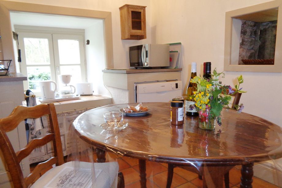 Cuisine équipée avec feu gaz, four et lave-vaisselle