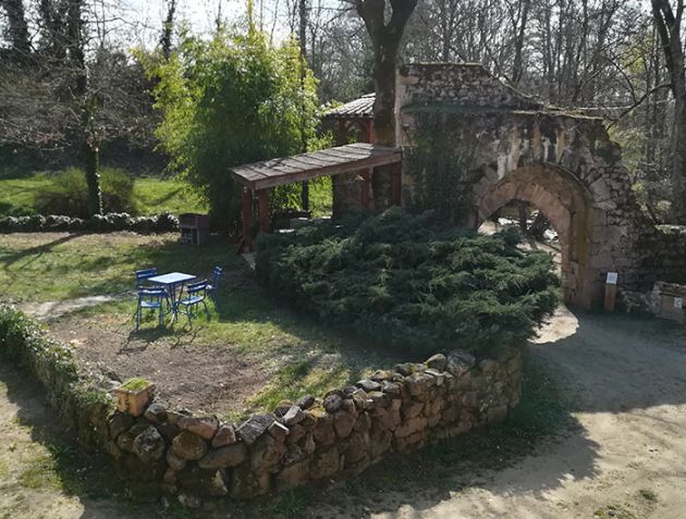 Le jardin avec le salon pour l'été